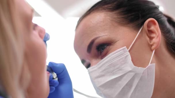 Dentista Com Broca Dentária Limpeza Dos Dentes Paciente Ruim — Vídeo de Stock