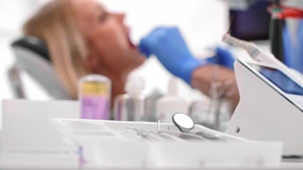 聚焦牙医与牙科钻清洁坏病人的牙齿 — 图库视频影像