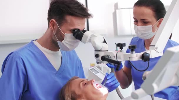 Dentista Masculino Olhando Através Microscópio Dentário — Vídeo de Stock