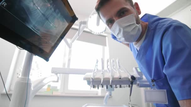 Dentista Masculino Ajustando Luz Dental — Vídeo de stock