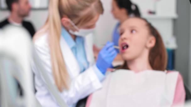 Vista Borrosa Del Dentista Usando Espejo Dental Durante Chequeo — Vídeos de Stock