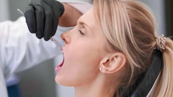 Parte Del Dentista Que Anestesia Mujer Clínica Del Dentista — Vídeos de Stock