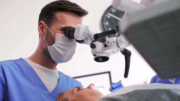牙医使用牙科显微镜和检查妇女的牙齿 — 图库视频影像