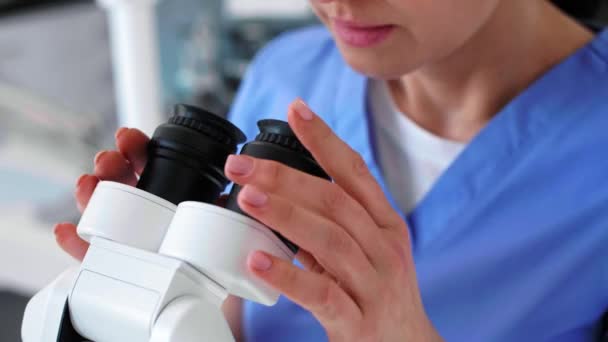 Крупный План Стоматолога Просматривающего Стоматологический Микроскоп — стоковое видео