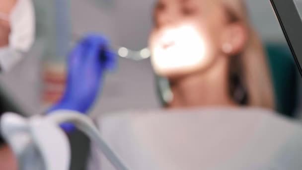 Dentista Impegnato Durante Trattamento Dentale Molto Importante — Video Stock