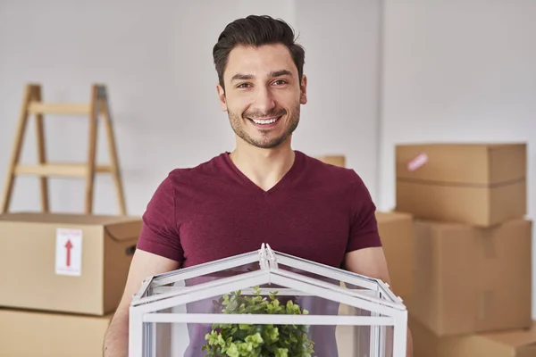 Retrato Homem Sorridente Movendo Seu Novo Apartamento — Fotografia de Stock