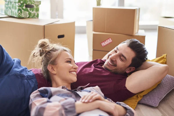 Couple Rêveur Dans Leur Nouvel Appartement — Photo