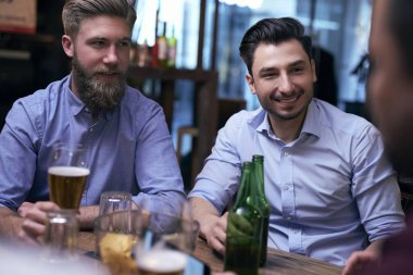 Hafta sonunu barda birlikte geçiren iki adam var. 