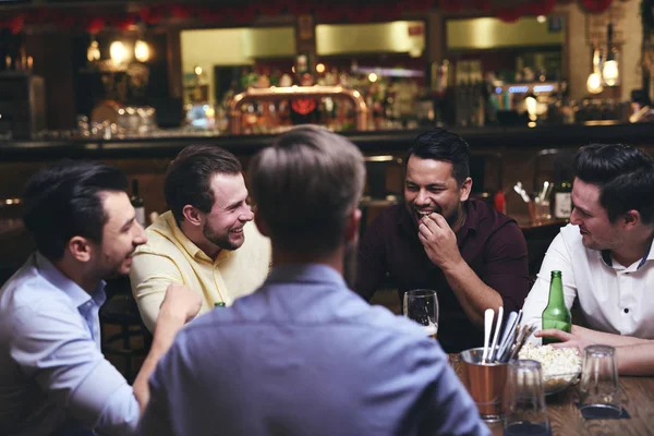 一群朋友在酒吧里享受时光 — 图库照片