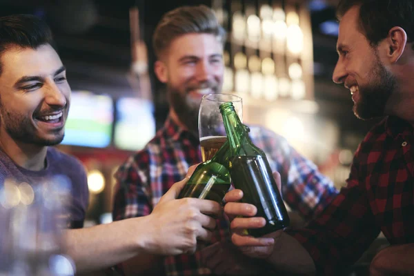 Zeit Für Bier Mit Freunden Der Kneipe — Stockfoto