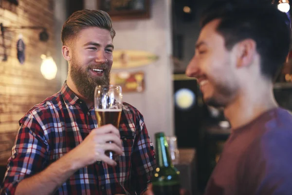 Homens Que Passam Fim Semana Pub — Fotografia de Stock