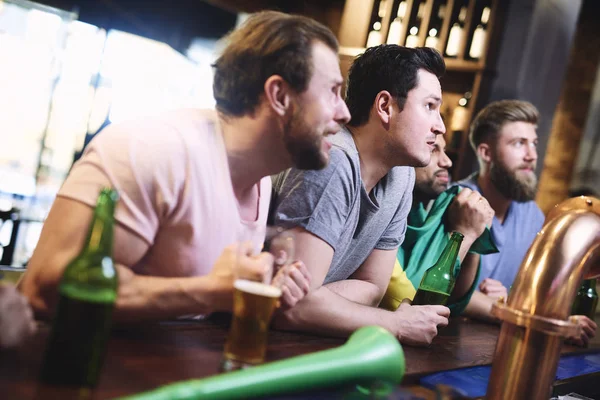 Les Hommes Stressés Regardent Match Concentration — Photo