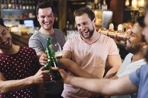 Grupo Amigos Refrescando Com Bebidas Pub — Fotografia de Stock