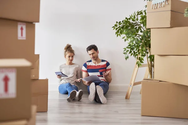 Pareja Preocupada Examinando Gastos Junto Cajas Móviles — Foto de Stock