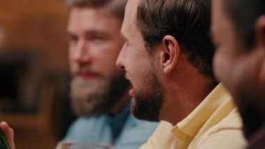 Barda bira içen erkeklerin yakın lığı 