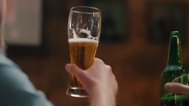 Amigo Con Vaso Cerveza Haciendo Aplauso — Vídeos de Stock