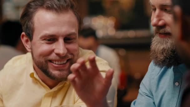 Barda Içkiyle Donanan Erkekler — Stok video