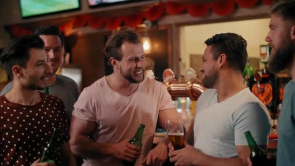 Zeit Für Bier Mit Freunden Der Kneipe — Stockvideo