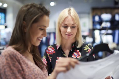 Giyim mağazasında iki kadın 