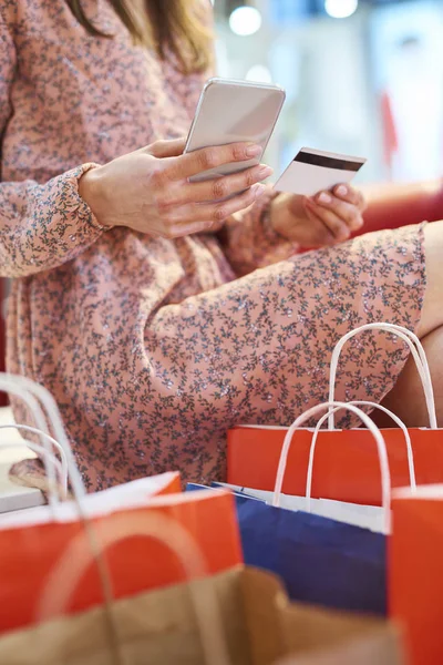 Ragazza Che Utilizza Telefono Cellulare Carta Credito Durante Shopping Online — Foto Stock