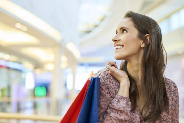 Femme Heureuse Après Grands Achats Dans Ville — Photo