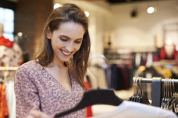 Lachende Vrouw Kledingwinkel — Stockfoto