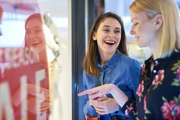 Glückliches Mädchen Schaut Auf Schaufenster — Stockfoto