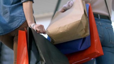 Alışveriş merkezinde alışveriş poşetleri ile kadınların düşük bölümü