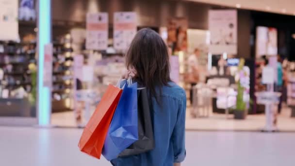 Vue Arrière Femme Avec Des Sacs Provisions Dans Centre Commercial — Video