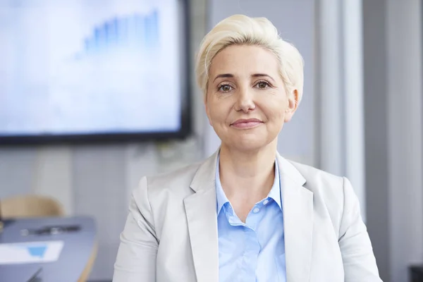 Porträtt Mogen Affärskvinna Jobbet — Stockfoto