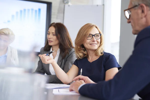 Kontorsarbetare Som Har Konsultationer Konferensen — Stockfoto