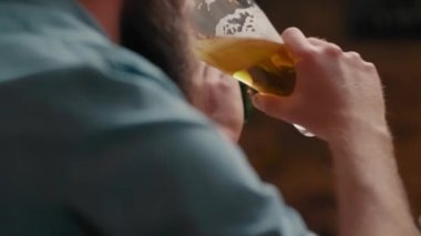 Bira içen tanınmayan adamın yakın lığı 