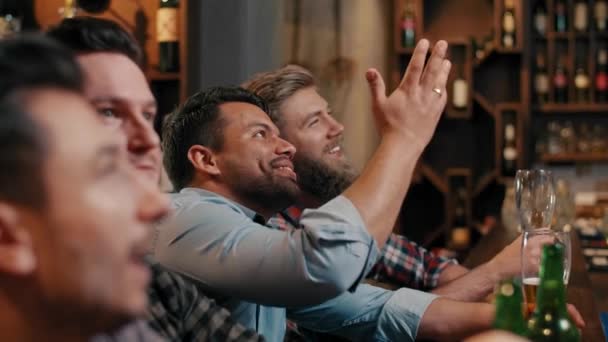 Amis Masculins Passer Temps Ensemble Dans Pub — Video