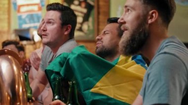 Amerikan futbol müsabakasını izleyen üç hayal kırıklığına uğramış adam