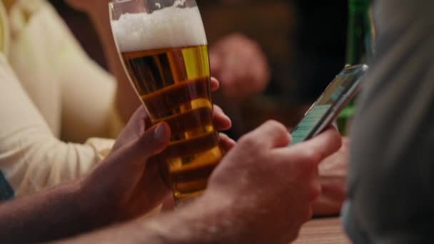 Hombre Bebiendo Cerveza Usando Teléfono Móvil Pub — Vídeo de stock