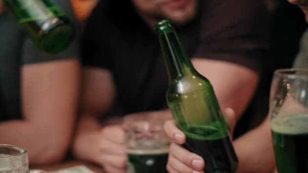 パブで飲み物を飲んで冷やす友人のグループ — ストック動画