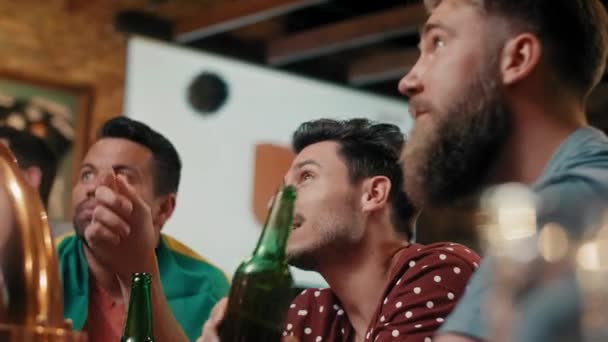 Tres Hombres Viendo Partido Fútbol Pub — Vídeos de Stock