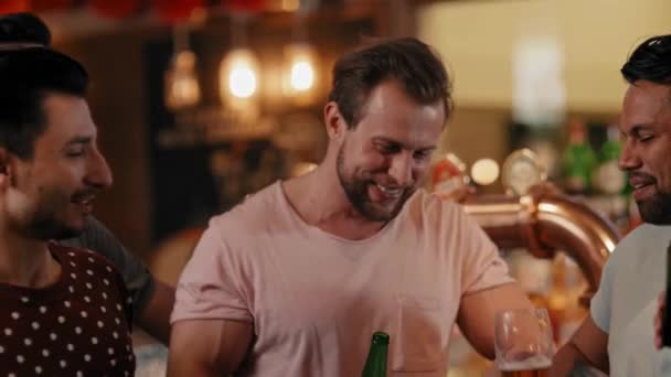 Mannelijke Vrienden Maken Een Proost Voor Een Goed Weekend — Stockvideo