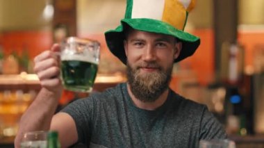 Barda Aziz Patrick Günü'nü kutlayan adamın portresi