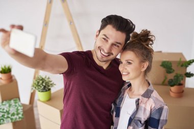 Yeni evlerinde gülümseyen çiftin büyük selfie'si 