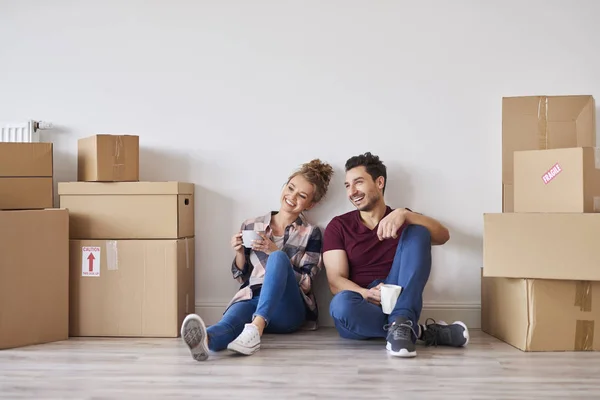 Pareja Feliz Con Tazas Café Relajándose Nuevo Hogar —  Fotos de Stock