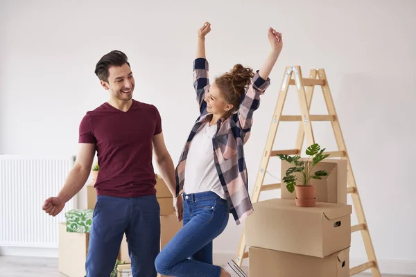 Pareja Alegre Divirtiéndose Nuevo Apartamento — Foto de Stock