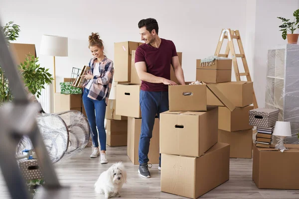 Young Couple Packing Stuff Boxes — Stock Photo, Image