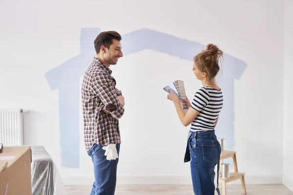 Couple Peignant Mur Intérieur Dans Leur Nouvel Appartement — Photo