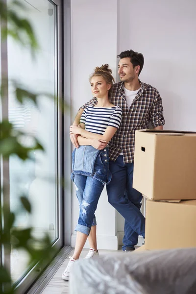 Junges Paar Blickt Durch Fenster Seine Wohnung — Stockfoto