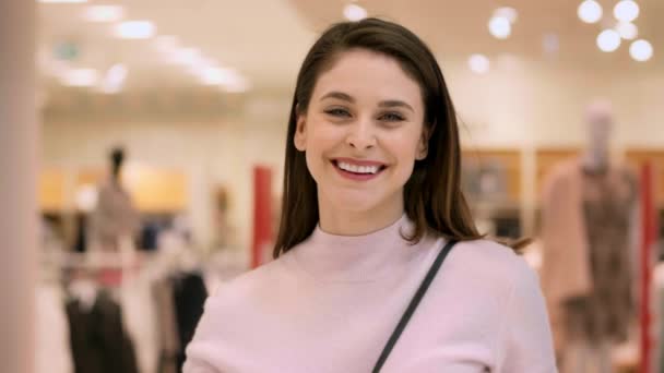 Πορτρέτο Της Χαμογελαστή Γυναίκα Πλήρεις Σακούλες Για Ψώνια — Αρχείο Βίντεο