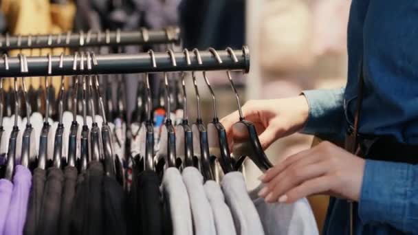 Mujer Eligiendo Ropa Estante — Vídeo de stock