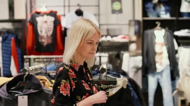 Mujer Joven Durante Las Grandes Compras Tienda Ropa — Vídeos de Stock