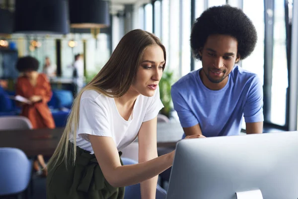 Pareja Joven Trabajando Con Tecnología Oficina — Foto de Stock