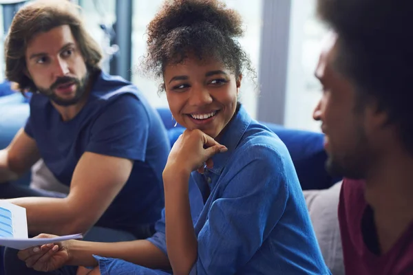 Afrikaanse Zakenvrouw Luisteren Naar Nieuws — Stockfoto